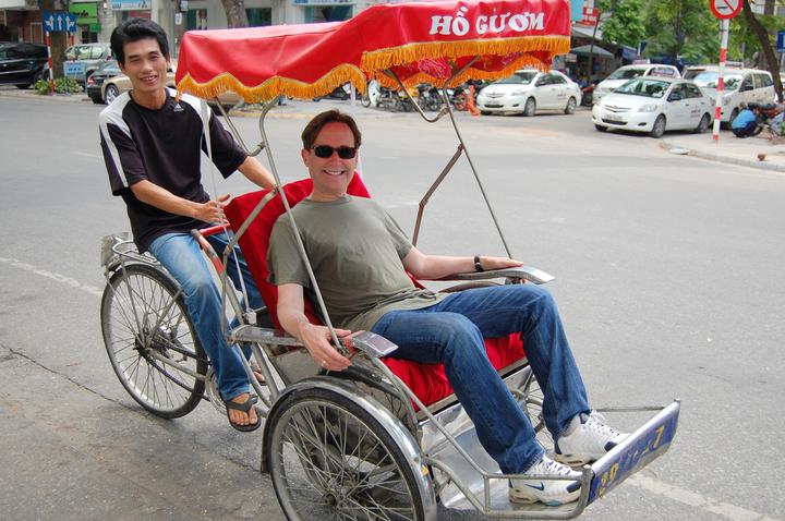 Trong một đoạn video diễn hài gần đây, Bi Béo- con trai của NSND, Cục trưởng