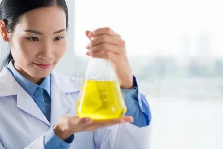Blouse tay phồng quá đà: Tay phồng quá to dễ khiến tổng thể trông nặng nề, thay vào